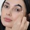 Baguettes de mascara appliquées sur les sourcils