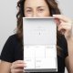Modèle tenant la boîte du Lash Lift Kit ouverte