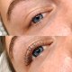 Comparaison de deux yeux, celui du dessous a des cils relevés
