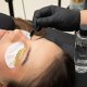 Kit de rehaussement de cils en cours d'application