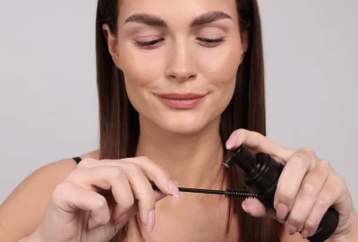 Modèle lavant le maquillage de ses paupières