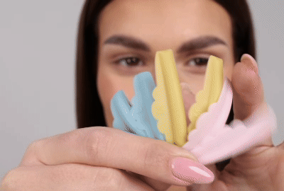 Modèle appliquant une tige de silicone sur sa paupière supérieure
