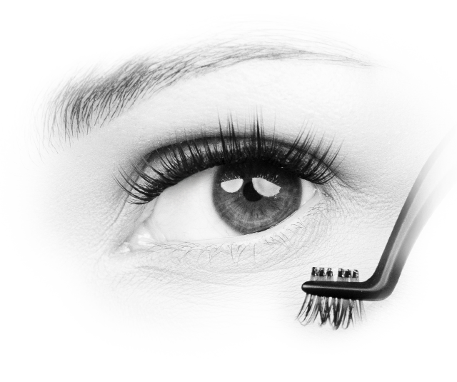 Femme utilisant un applicateur de faux cils pré-collé Nanolash